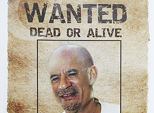 Cartaz de Gaddafi "procurado vivo ou morto" foi publicado em jornal em Trípoli na sexta-feira (1)