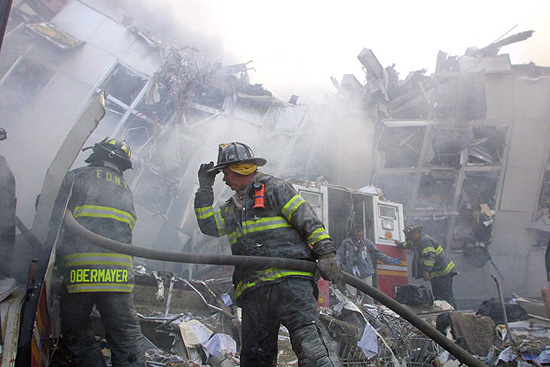 Bombeiros trabalhan no WTC aps atentados; "Nova York nunca mais ser a mesma", diz brasileiro