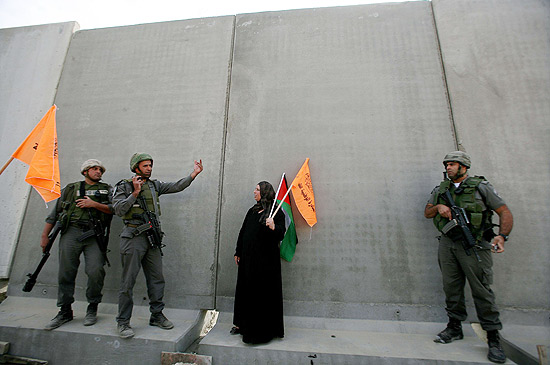 Imagem de arquivo mostra o muro construdo por Israel na Cisjordnia; UE critica isolamento de cidade palestina