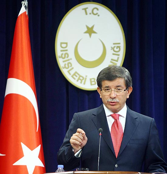 Chanceler turco, Ahmet Davutoglu, fala em entrevista coletiva; a Turquia expulsou o embaixador israelense