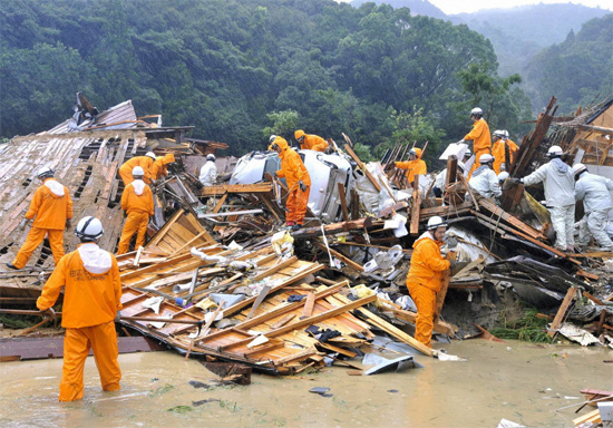 Socorristas buscam vítimas após a passagem do tufão Talas pelo centro-oeste do Japão;ao menos 15 mortos