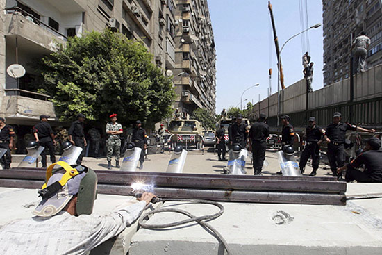 Funcionrios egpcios trabalham na construo de muro ao redor da embaixada de Israel no Cairo