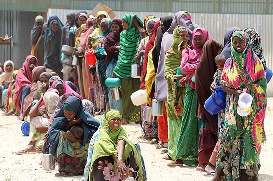 Mulheres somalis fazem fila em Mogadício para receber comida; Brasil envia ajuda