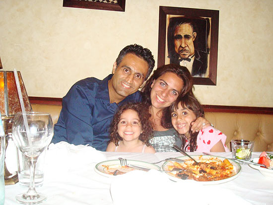 Halleh Fouladi com seu marido, Sam, e suas filhas; eles moravam ao lado do World Trade Center
