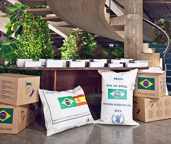 Sacos de feijão brasileiros doados à crise de fome na Somália em setembro de 2011