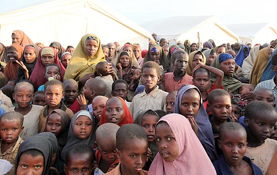 Refugiados aguardam por alimentos na Somlia, onde a ONU declarou sexta regio em estado de fome