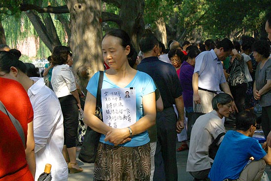 Pais e mes se renem aos domingos no parque Zhong Shan para 'ofertar' filhos solteiros; clique e veja mais