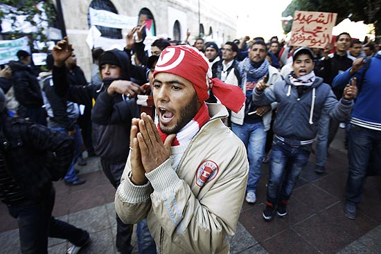 Manifestante protesta contra regime de Ben Ali em janeiro; meses depois, populao est insatisfeita