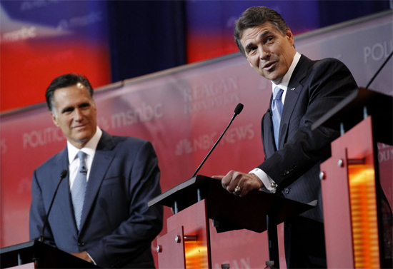 Mitt Romney (esq.) e Rick Perry (dir.) durante debate republicano no último dia 7 na Califórnia