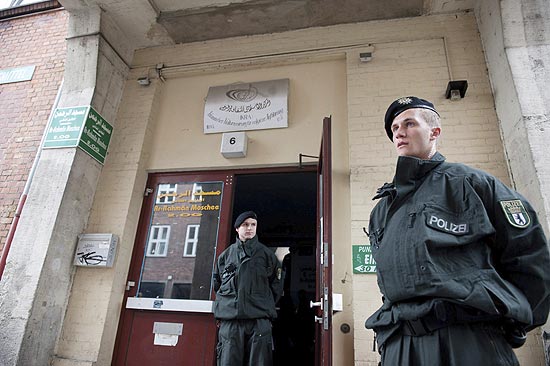 Polcia de Berlim vigia centro cultural islmico frequentado por dois suspeitos de terrorismo detidos