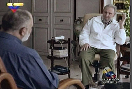 Imagem divulgada pelo Cubadebate.cu mostra Fidel Castro sendo entrevistado pelo jornalista Mario Silva (esq.)