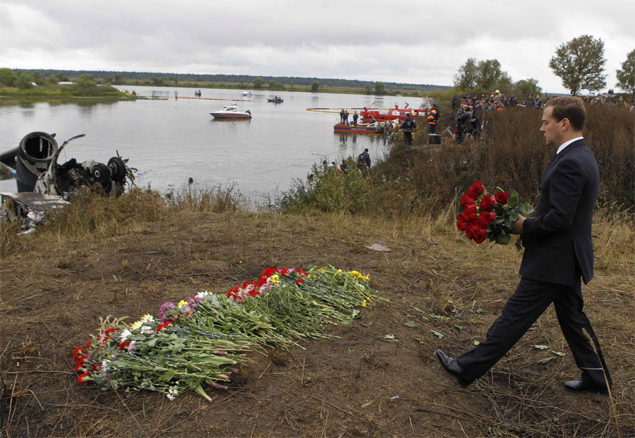 Presidente russo, Dmitri Medvedev, leva flores ao local onde ocorreu acidente areo que deixou ao menos 43 pessoas mortas