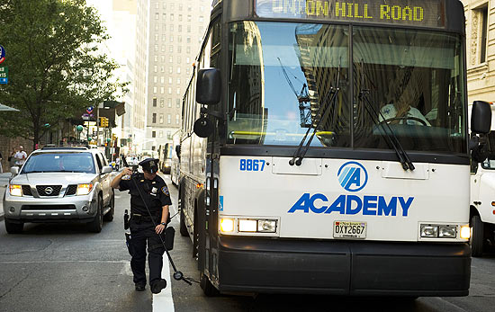 Agentes passaram a vistoriar veículos em diversos &quot;checkpoints&quot; no trânsito de Manhattan nesta sexta-feira