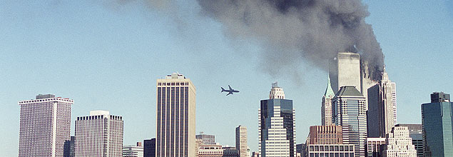 Voo 175 da United Airlines se aproxima da torre sul do World Trade Center