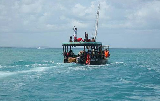 Navio pesqueiro leva sobreviventes de naufrágio de volta à costa; 260 de mais de 500 foram resgatados