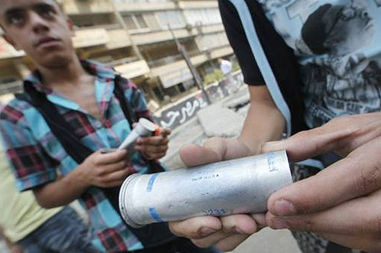 Manifestante egpcio mostra uma das bombas de gs lacrimogneo utilizadas pela polcia nos confrontos da vspera