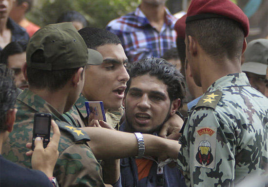 Militares do Egito prendem um dos manifestantes em frente à Embaixada de Israel no Cairo