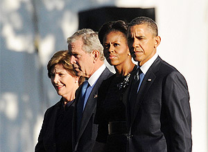 Presidente Obama, sua mulher, Michelle, o ex-presidente Bush e sua mulher, Laura, participam da cerimônia em Nova York