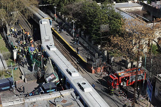 Imagem mostra de cima cenário do acidente envolvendo dois trens e um ônibus em Buenos Aires