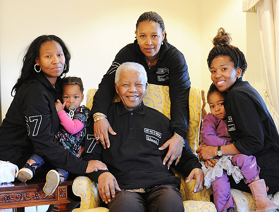 O ex-presidente sul-africano Nelson Mandela foi internado neste sábado com dores abdominais