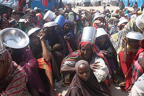Milhares de Refugiados somalis esperam distribuio de alimento em acampamento na regio de Mogadcio