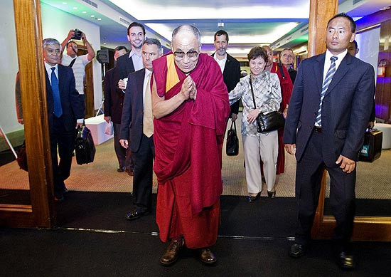 Em So Paulo para sua 4 visita ao Brasil, o dalai-lama comentou sobre as causas da crise econmica