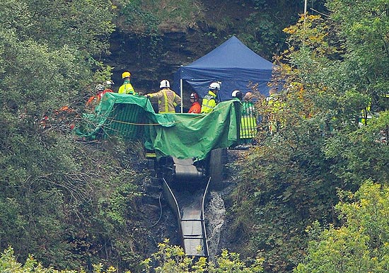 Equipes de resgate trabalham na entrada da mina que foi inundada e deixou trabalhadores presos