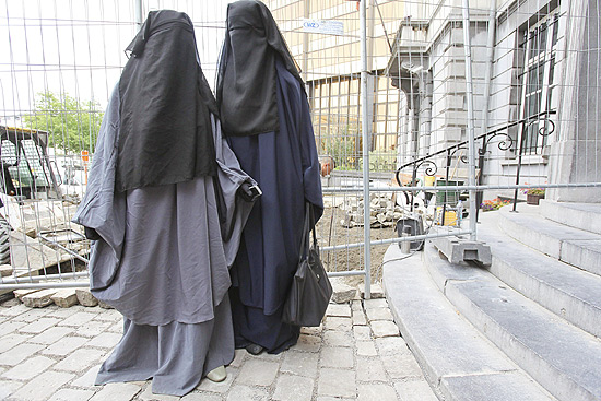 Duas mulheres andam de burca pelas ruas de Bruxelas; governo holands aprova proibio total