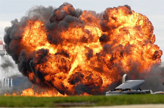 Avião monomotor modelo T-28 cai e explode durante show aéreo na Virgínia Ocidental (EUA)