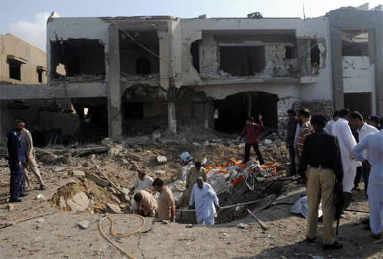 Investigadores analisam cratera formada após explosão de carro-bomba em Karachi; ao menos 8 morreram