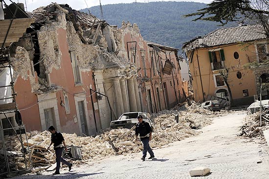 Policiais inspecionam casas ao redor da sede do governo em quila, cidade mais afetada pelo terremoto 