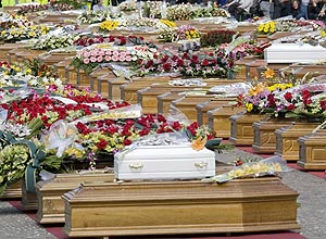 Caixões no funeral das vítimas do terremoto em Áquila 