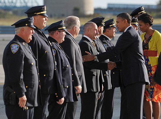 Barack Obama and Michelle so recebidos por policiais da autoridade porturia na chegada a Nova York 