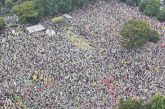 Vista area de Kyodo mostra milhares de manifestantes que protestaram contra a energia nuclear no Japo
