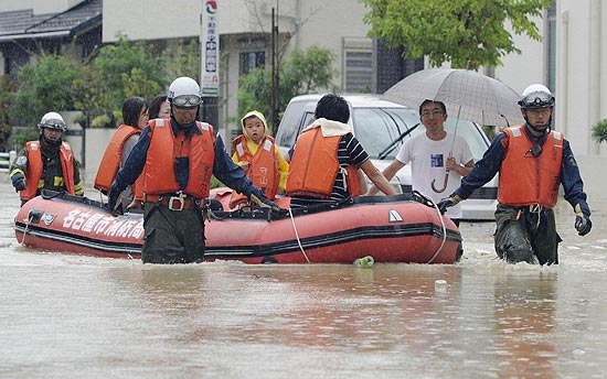 Família japonesa é resgatada de área inundada no Japão