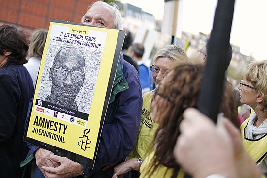 Manifestantes seguram cartaz da Anistia Internacional pedindo que Troy Davis não seja executado