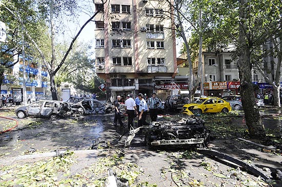 Bombeiros e policiais trabaham no bairro de Kizilay, local da explosão no centro de Ancara, capital turca