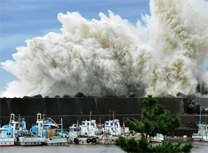 Onda gigante avança sobre porto na cidade japonesa de Kiho durante a aproximação da costa do tufão Roke