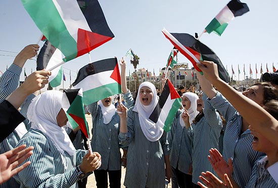 Estudantes palestinas aderiram aos protestos em Ramallah; sindicato pediu manifestações em todo o mundo árabe