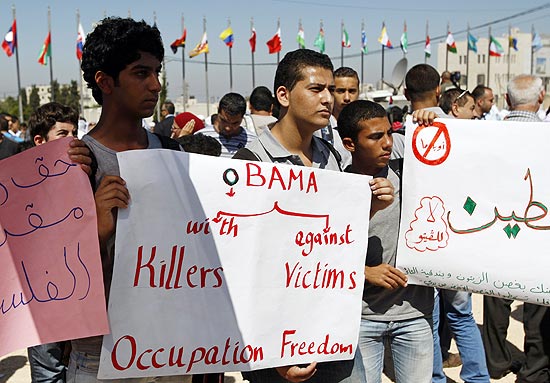 Cartaz de palestino diz que Obama está "ao lado dos assassinos" e "contra as vítimas" no Oriente Médio