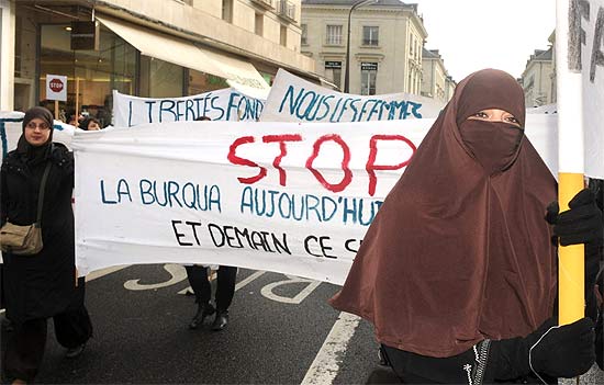Imagem de arquivo mostra muulmanas em protesto contra nova lei que probe uso da burca na Frana