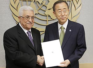Abbas entrega pedido formal de reconhecimento do Estado palestino ao secretrio-geral da ONU, Ban Ki-moon