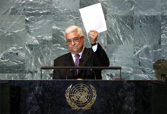Presidente de Autoridade Palestina, Mahmoud Abbas, mostra cpia de pedido de adeso  ONU