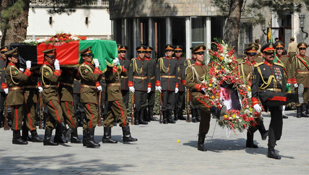 Militares carregam caixão do ex-presidente Burhanuddin Rabbani durante funeral nesta sexta em Cabul