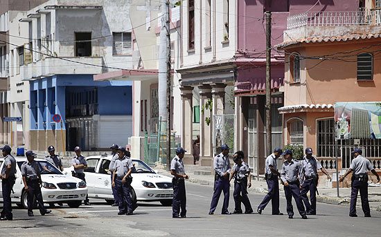 Policiais cubanos cercam templo da Assembleia de Deus em bairro popular de Havana onde fiéis se trancaram em oração