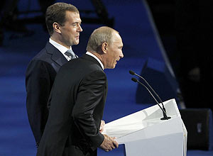 O presidente Medvedev (atrás) e o primeiro-ministro Vladimir Putin em discurso neste sábado