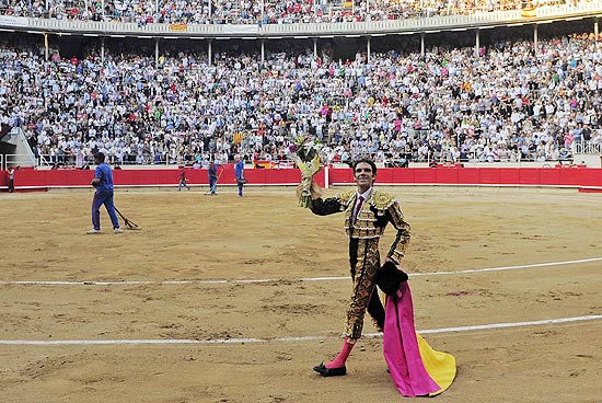 O toureiro Jose Tomas cumprimenta a multidão na praça de touros Monumental, de Barcelona.