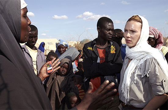Atriz americana Scarlett Johansson durante visita a campo de refugiados no Quênia