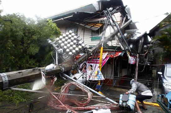Fortes ventos provocados pelo tufão Nesat causam destruição em Tondo, próxima a Manila; veja mais fotos