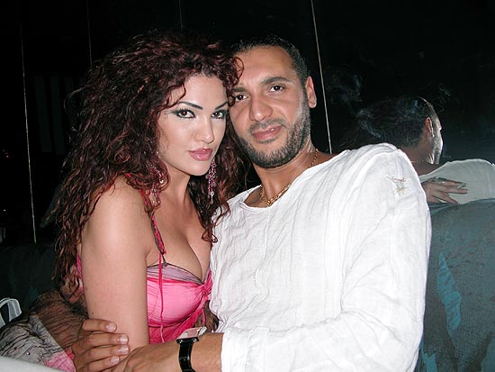 Casal Aline Skaff e Hannibal Gaddafi posam em um restaurante na Tunísia, em fotografia não datada